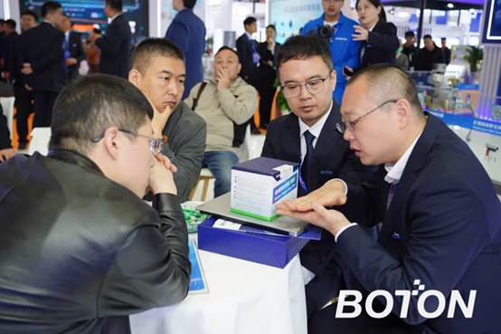 几个人在桌子上

AI 生成的内容可能不正确。