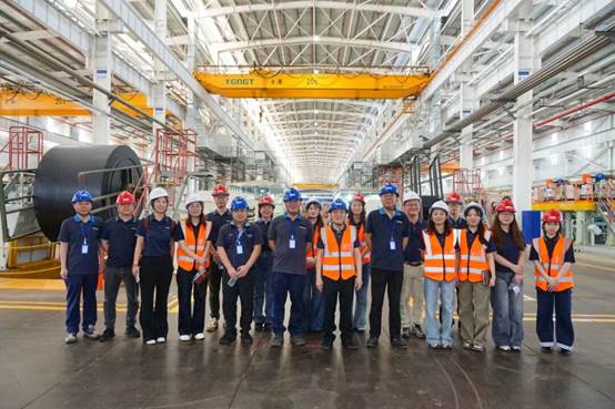 一群穿制服的人站在一起

AI 生成的内容可能不正确。