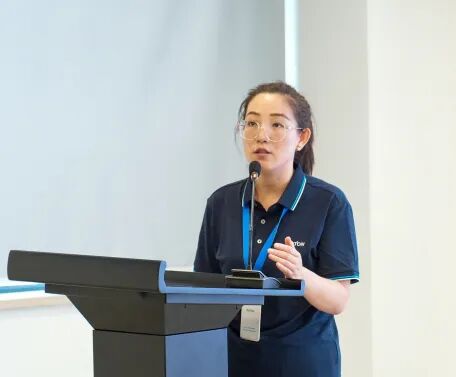 穿着西装笔挺的男子手里拿着枪
AI 生成的内容可能不正确。